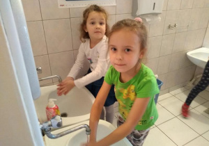 Marta i Zuzia myją ręce.
